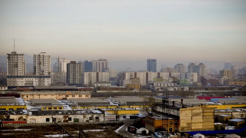 Blick auf urbane Kulisse mit diesiger Luft